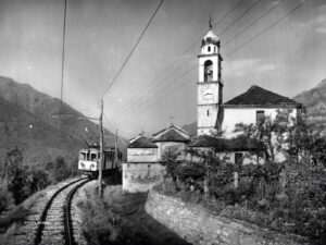 Motrice électrique BCFe 4/4, n° 18, passant devant l’église de Tegna, photographiée le 24 août 1925.