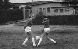 Zwei Fussballerinnen beim Training hinter dem Zürcher Letzigrund-Stadion, März 1968.