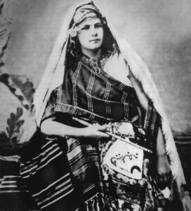 Portrait d’Isabelle Eberhardt en costume arabe vers 1900.