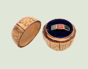 Finger ring made of red gold, carnelian, onyx and chrysoprase, around 1820.