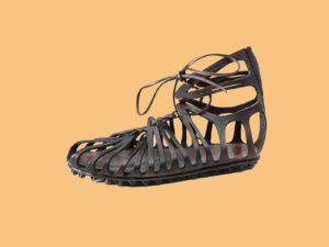 Reconstitution d’une sandale romaine en cuir avec une semelle cloutée.