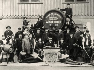 Die Belegschaft der Brauerei Haldengut von 1889. In der Mitte sitzend: Direktor Fritz Schoellhorn.