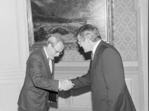 Bundespräsident Arnold Koller (rechts) begrüsst Lothar de Maizière, Ministerpräsident der DDR.