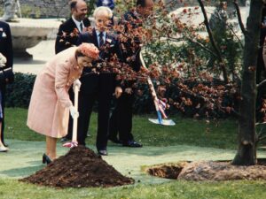 La reine Elizabeth II plante un arbre à la Grün80.