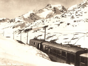 Seit 1910 verbindet die Berninabahn ganzjährig Sankt Moritz mit Tirano im italienischen Veltlin.