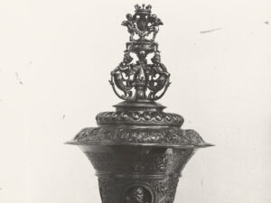 Verschollener Deckelpokal mit von Salis-Wappen, Karl Silvan Bossard, Luzern, auf einer historischen Aufnahme.