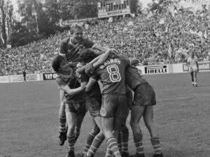 Les joueurs de Lausanne exultant de joie après un but en finale de la coupe de Suisse de 1981 contre le FC Zurich.