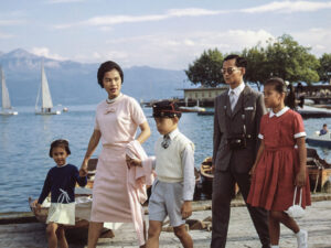 Bhumibol et Sirikit flânent dans la ville de Lausanne avec leurs enfants en 1960.