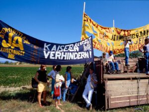 Demonstrierende mit Transparenten gegen den Bau des Atomkraftwerks Kaiseraugst, September 1984.