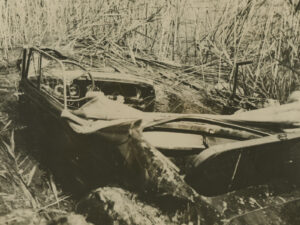 Photo originale de Willy Rogg: La voiture du couple royal est totalement détruite.