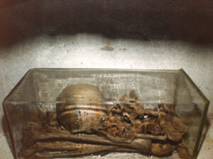 Un bien lugubre souvenir: sarcophage de verre renfermant les ossements d’Alberik Zwyssig.