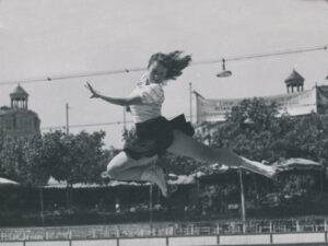 Ursula Wehrli en action. Ce saut a été immortalisé pour une carte d’autographes.
