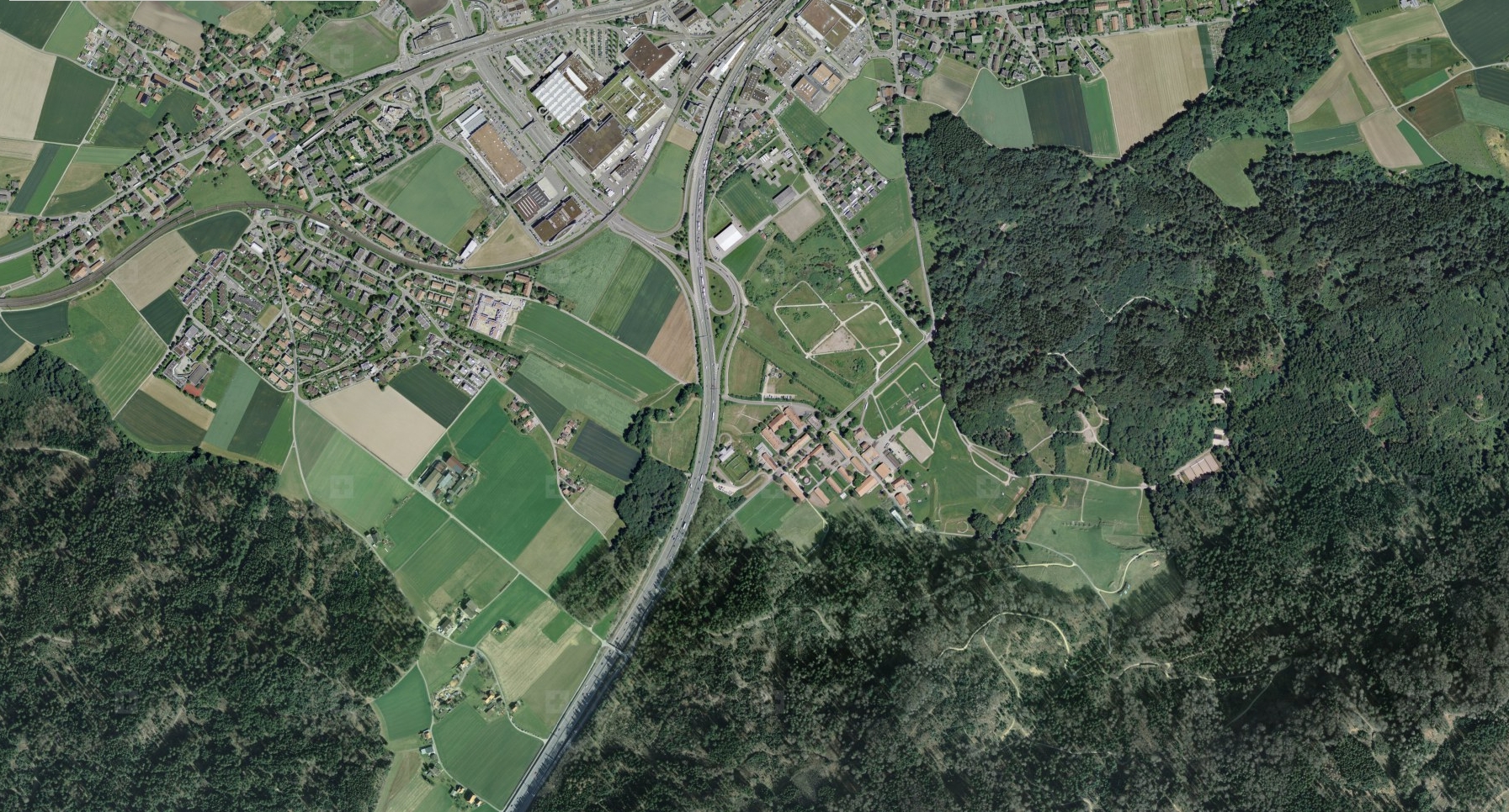 Die Autobahn führt über das Schlachtfeld