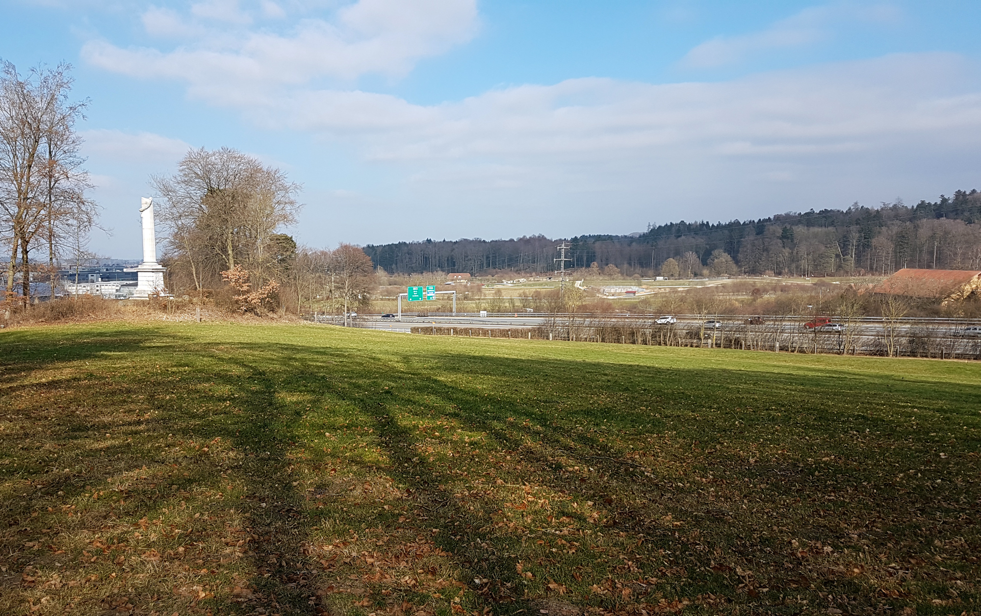 Die Autobahn führt über das Schlachtfeld