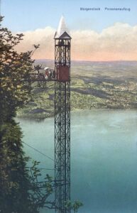 Cet ascenseur aux allures de fusée médusait les contemporains par sa beauté futuriste.