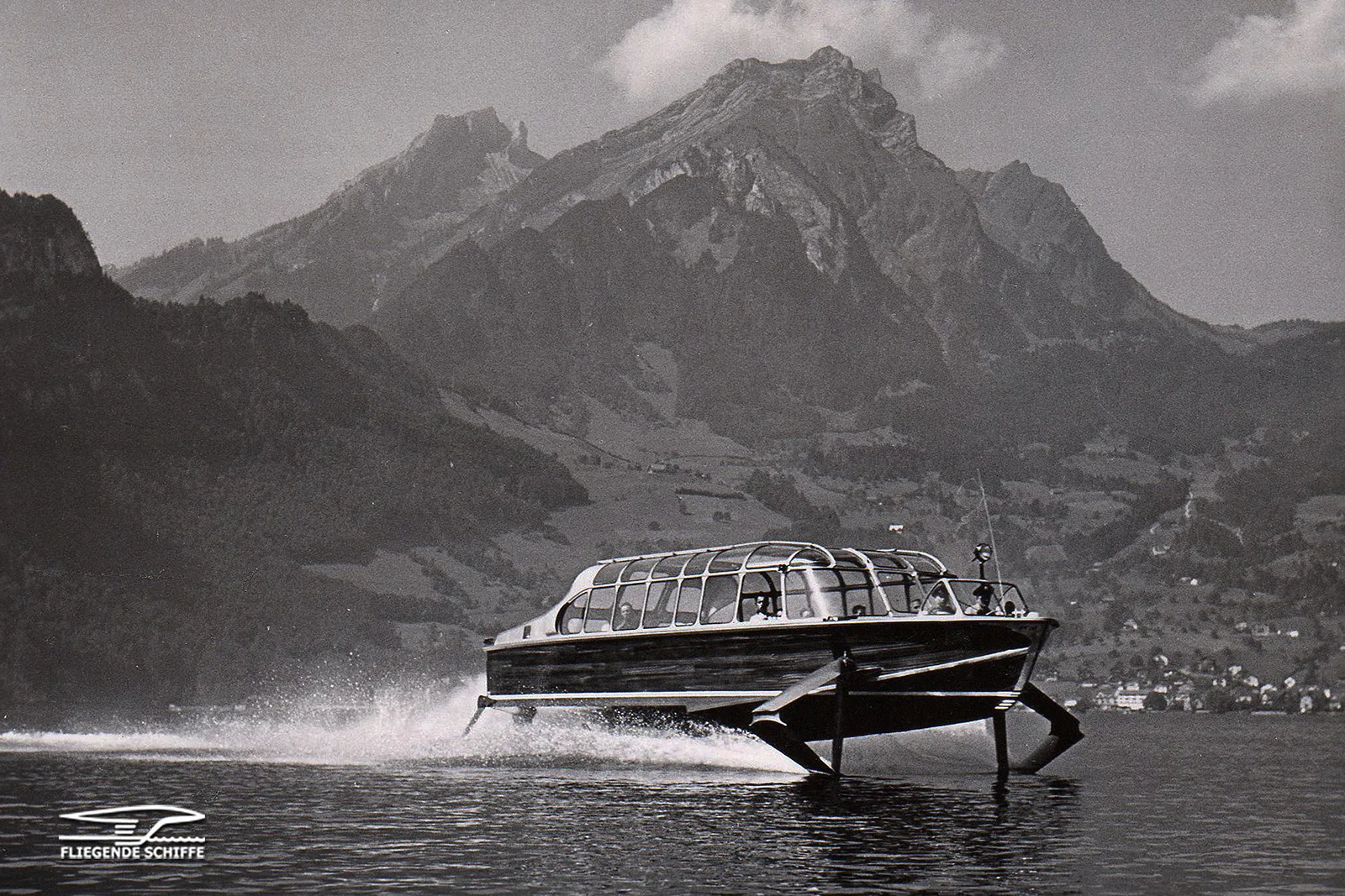 Testfahrt des Tragflügelboots PT 10 auf dem Vierwaldstättersee im Jahr 1952.