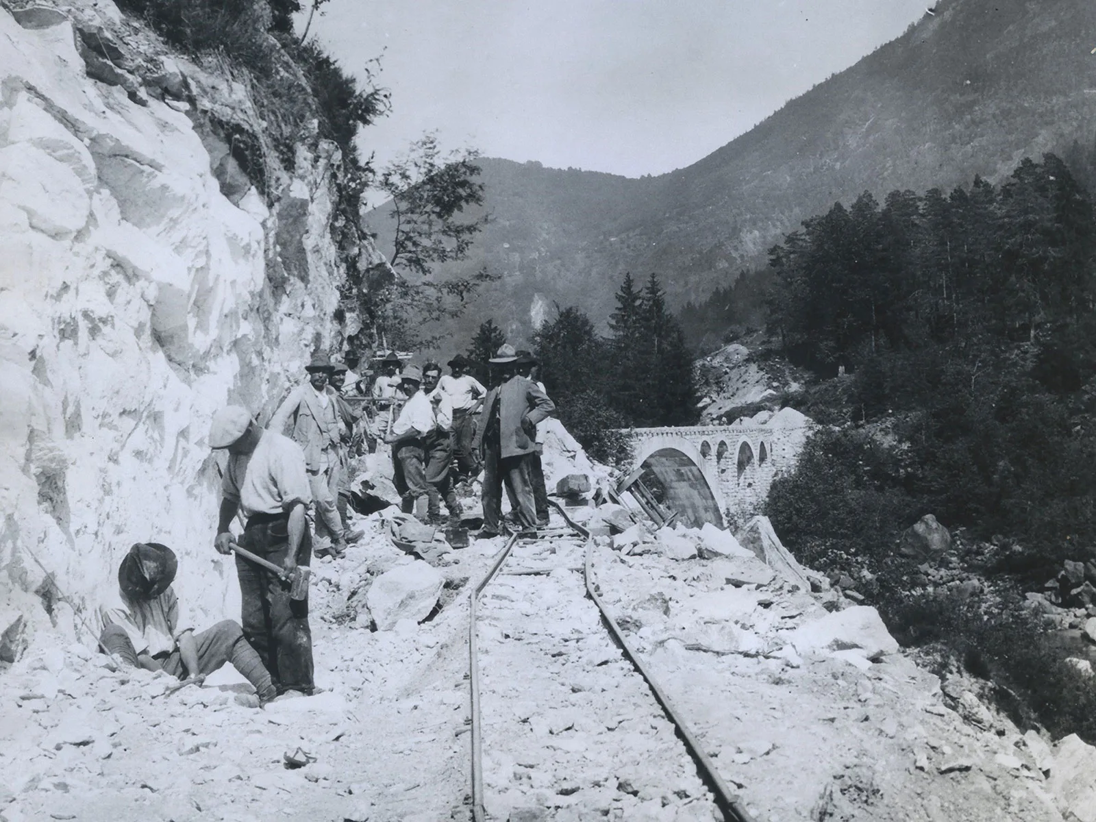 Der Bau der Centovallibahn mit teils einfachen Hilfsmitteln verlangte den Arbeitskräften alles ab.