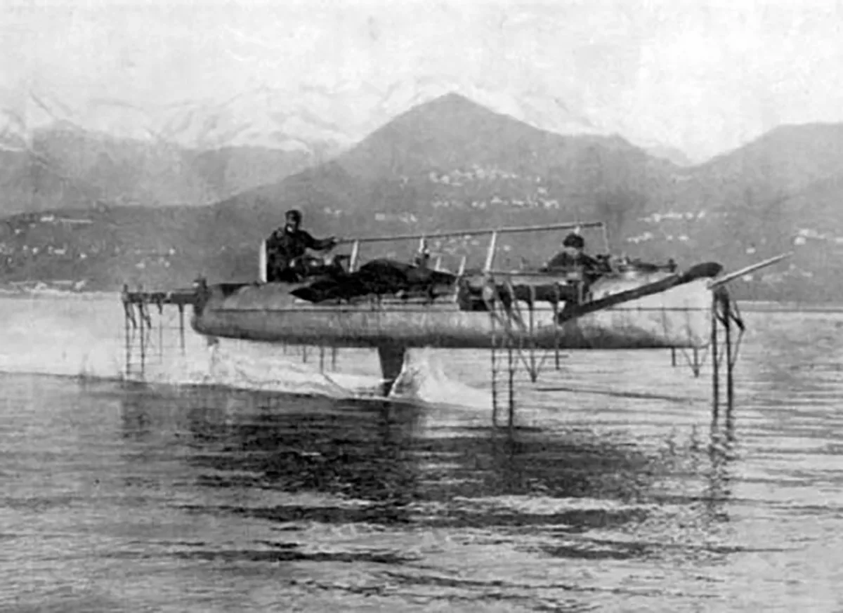 Eines der ersten von Enrico Forlanini entwickelten Tragflügelboote auf dem Lago Maggiore um 1910.