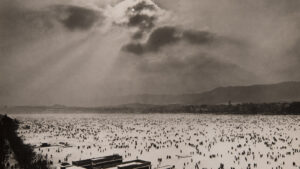 Tausende Menschen vergnügen sich auf dem See. Postkarte mit Blick über die Badanstalt Utoquai, 1963.
