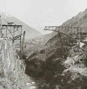 Bau der majestätischen Stahlbrücke über den Isorno bei Intragna, um 1916.