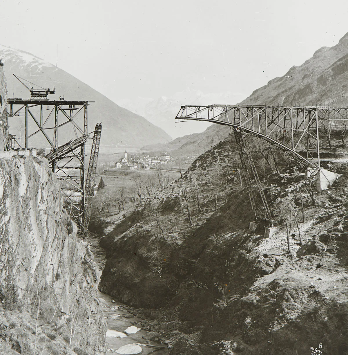 Bau der majestätischen Stahlbrücke über den Isorno bei Intragna, um 1916.