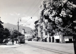 Tramway de Locarno avec vue sur la Piazza Grande, années 1950.