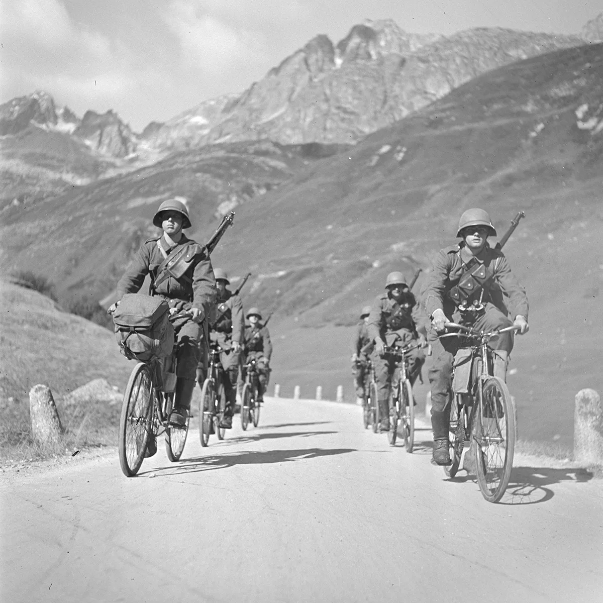 “Suffer in silence and keep going” was the soldiers’ unofficial motto as they rode their 22.5 kg one-gear bicycles plus all their kit up the mountain passes, circa 1935. Photo by Karl Egli.