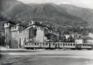 The electric railcar BCFe 4/4, No. 10, in front of Visconteo Castle in Locarno, photographed on 24 August 1925.