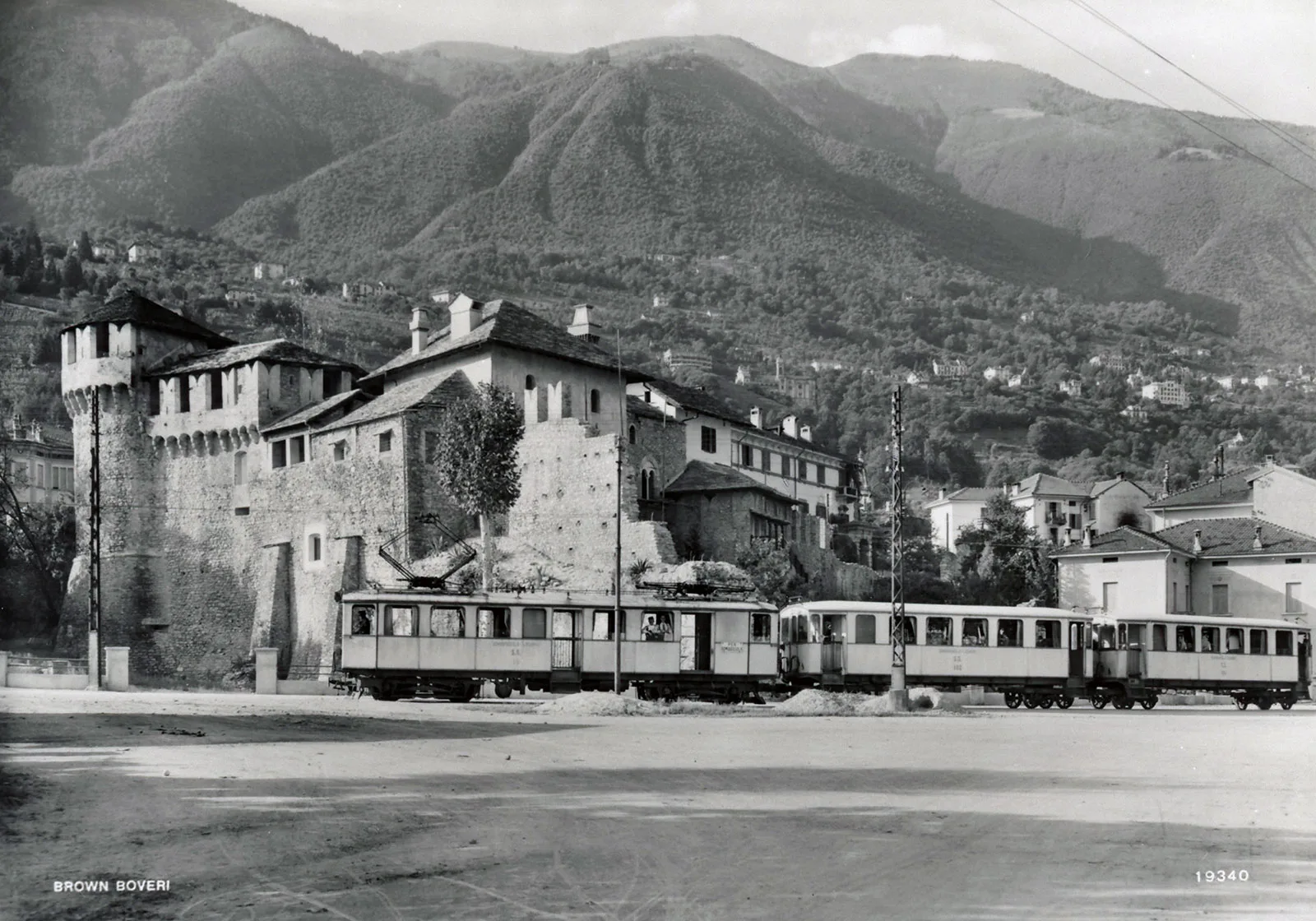 Elektrotriebwagen BCFe 4/4, Nr. 10, vor dem Schloss Visconteo in Locarno, aufgenommen am 24. August 1925.