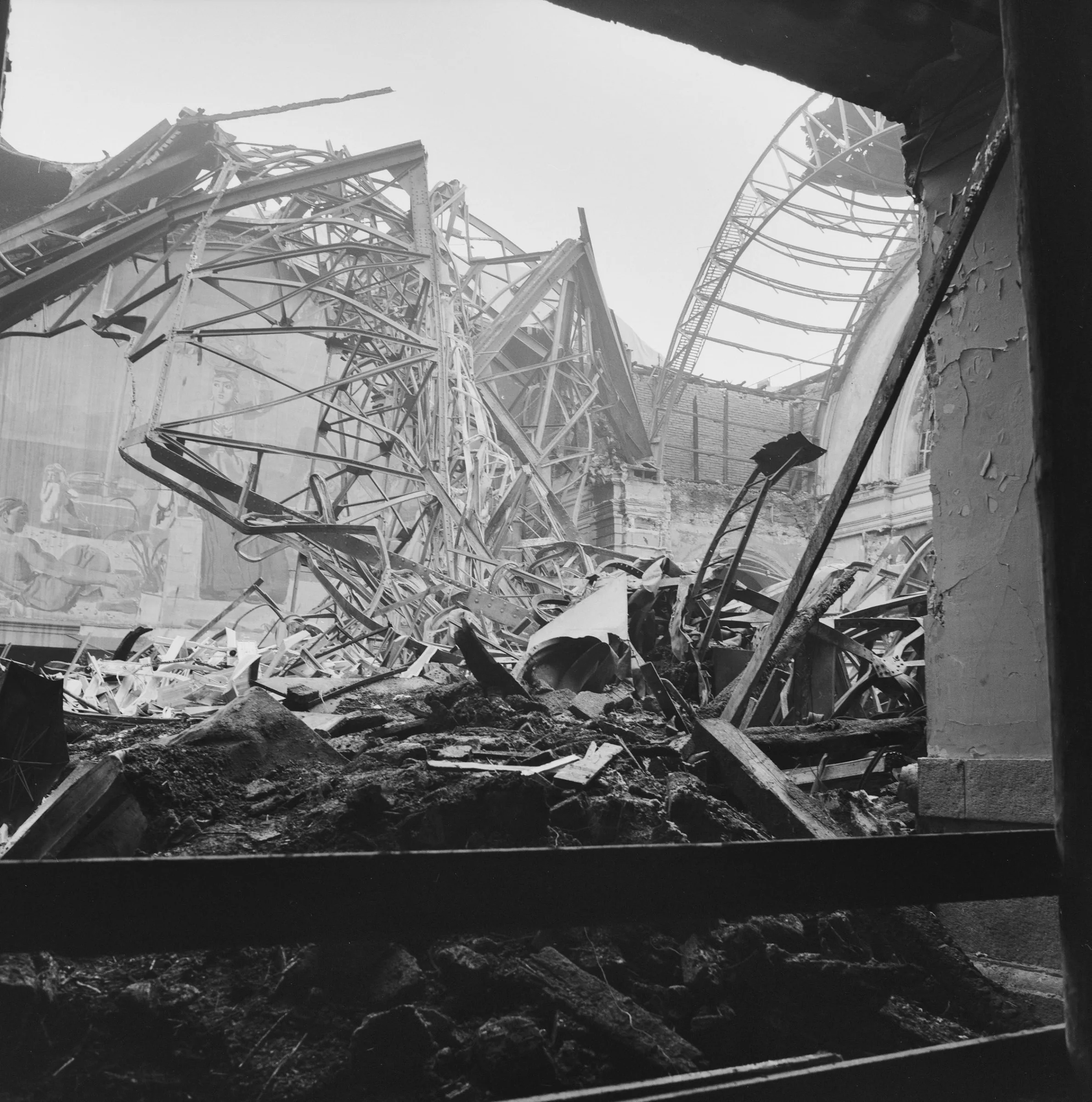 Le hall de gare envahi par les décombres de la coupole principale.