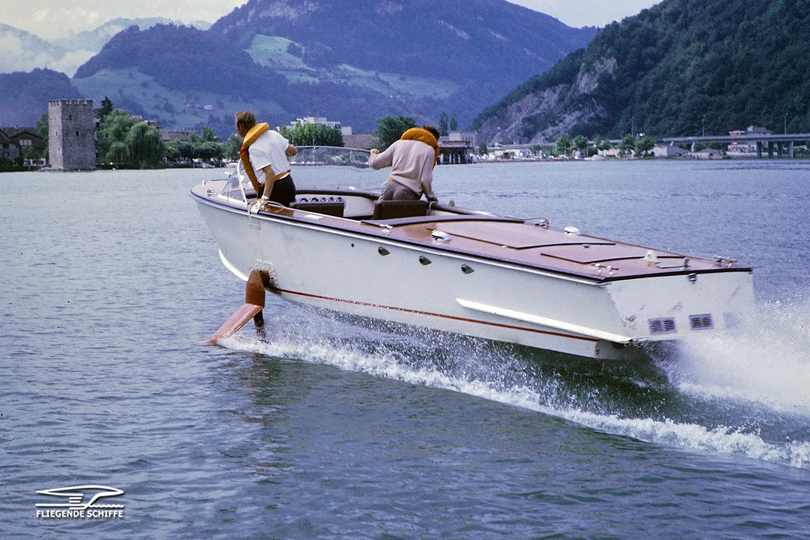 Das Sportboot ST 1 auf einer Testfahrt vor Stansstad in den 1960er-Jahren. Im Hintergrund der Schnitzturm.