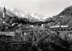 An electric railcar crossing the viaduct near Intragna, 1950s.
