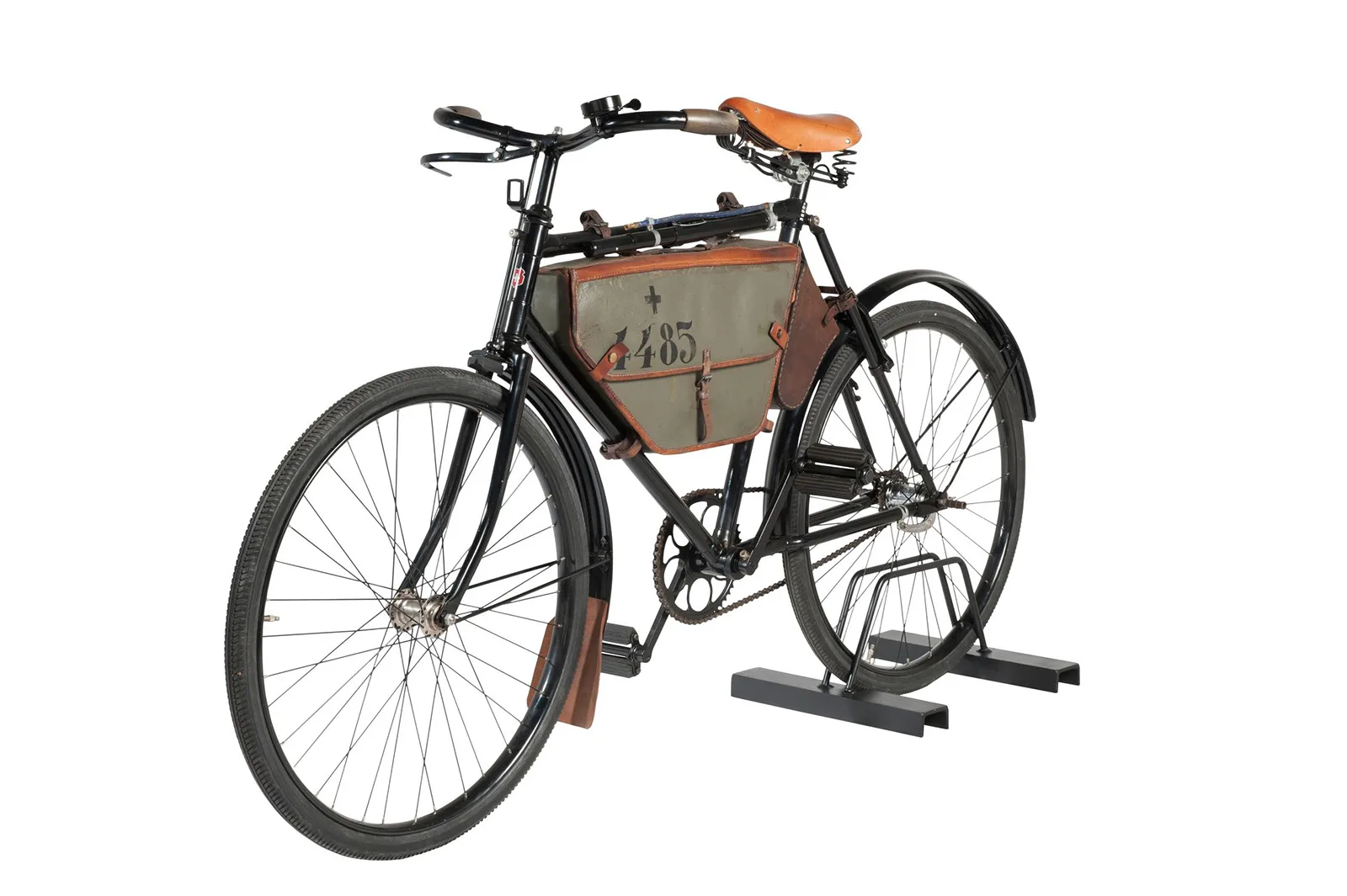‘Ordonnanzrad 05’ made by Schwalbe (in production from 1906 to 1951) with panniers. Its full weight inc. accessories is 22.5 kg.