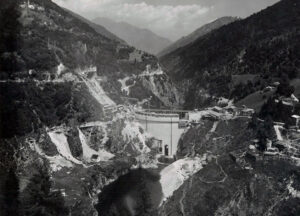 During the construction of the Palagnedra reservoir, the material was delivered directly to the building site by freight trains on the Centovalli Railway (top left) via chutes c. 1950.