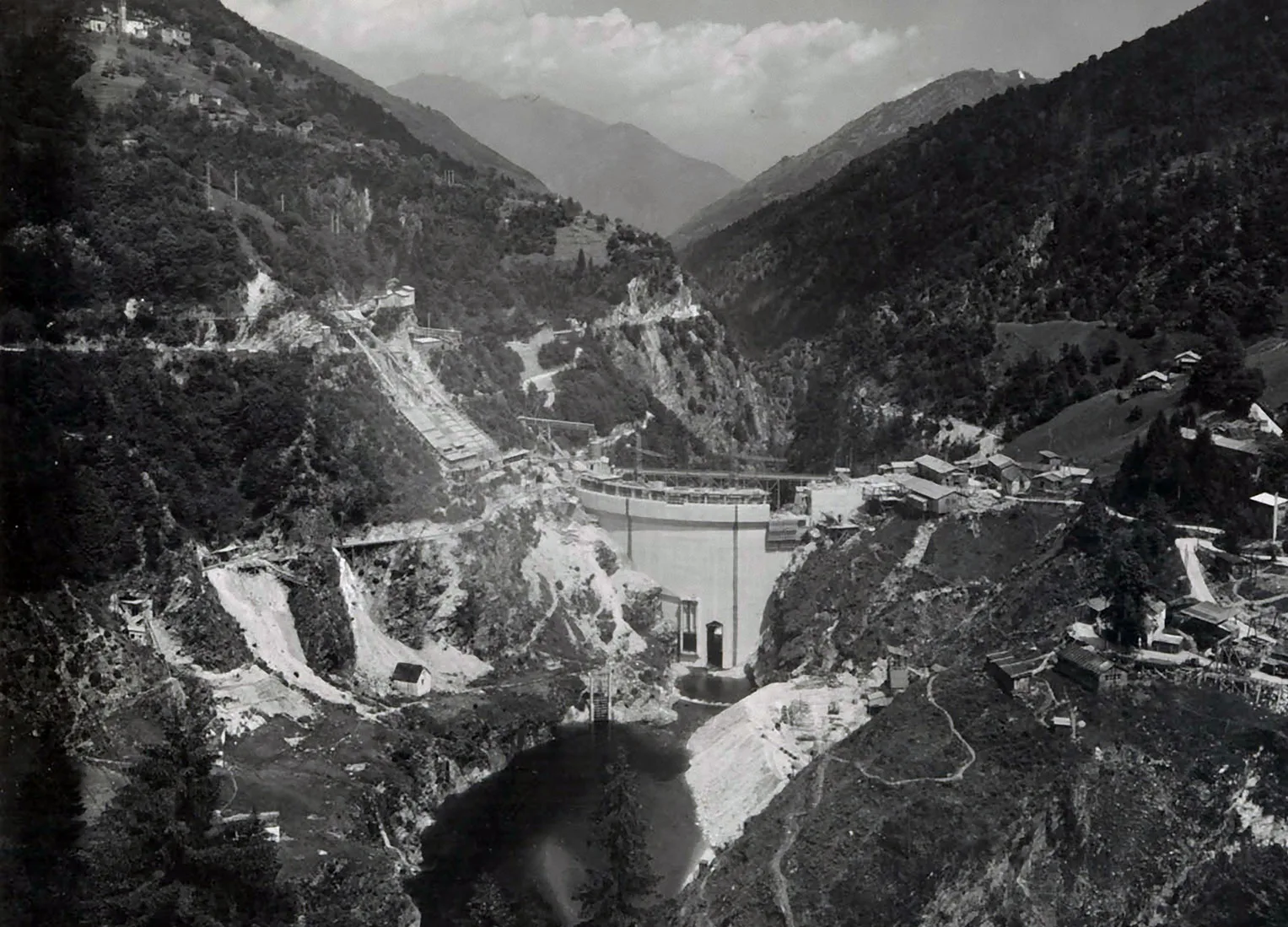 Beim Bau des Palagnedra-Stausees gelangte das Material von den Güterwagen der Centovallibahn (links oben) über Rutschen direkt zur Baustelle, um 1950.