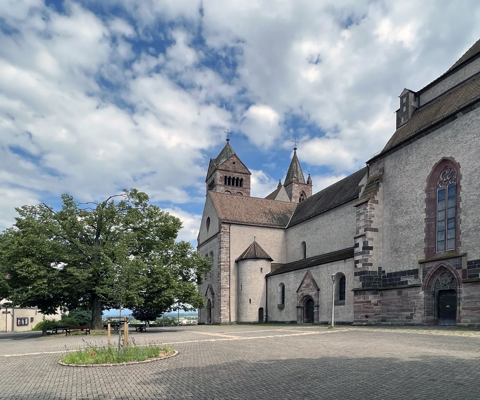 Ehemaliger Friedhof des Breisacher Münsters.