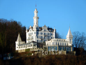 Tandis que technique et civilisation avancent à marche forcée, la construction hôtelière donne dans le romantisme. Construit en 1888, l’hôtel Château Gütsch à Lucerne trouvera sa forme actuelle en 1901.