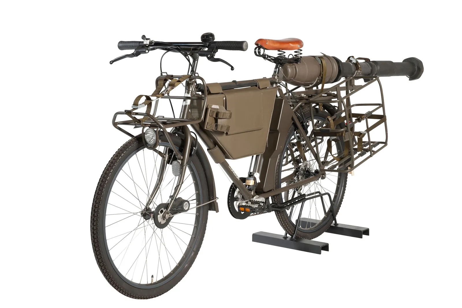 The seven-gear ‘Ordonnanzrad 93’. The rear carrier has mounts for weapons and munitions carriers, e.g. a bazooka (earlier rocket tube) plus ammunition.