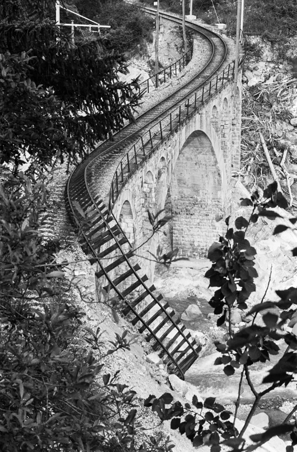 Zerstörtes Schienentrassee auf der italienischen Seite nach dem Unwetter im August 1978.