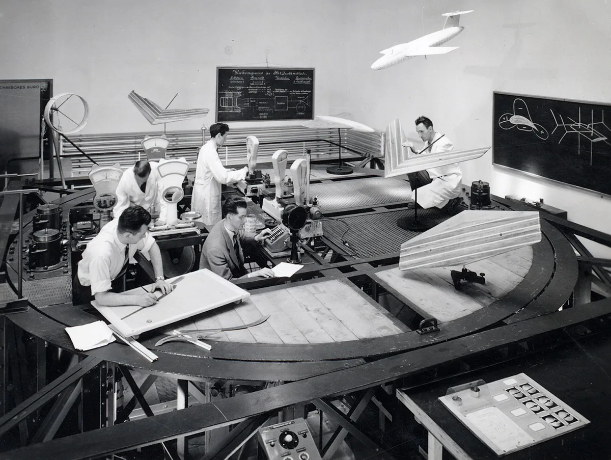 Im Messraum des Instituts für Aerodynamik konstruieren Studierende Flugzeuge, 1955.