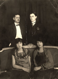 Fotografie von James Joyce mit seiner Frau Nora, Sohn Giorgio und Tochter Lucia, Paris, 1924.