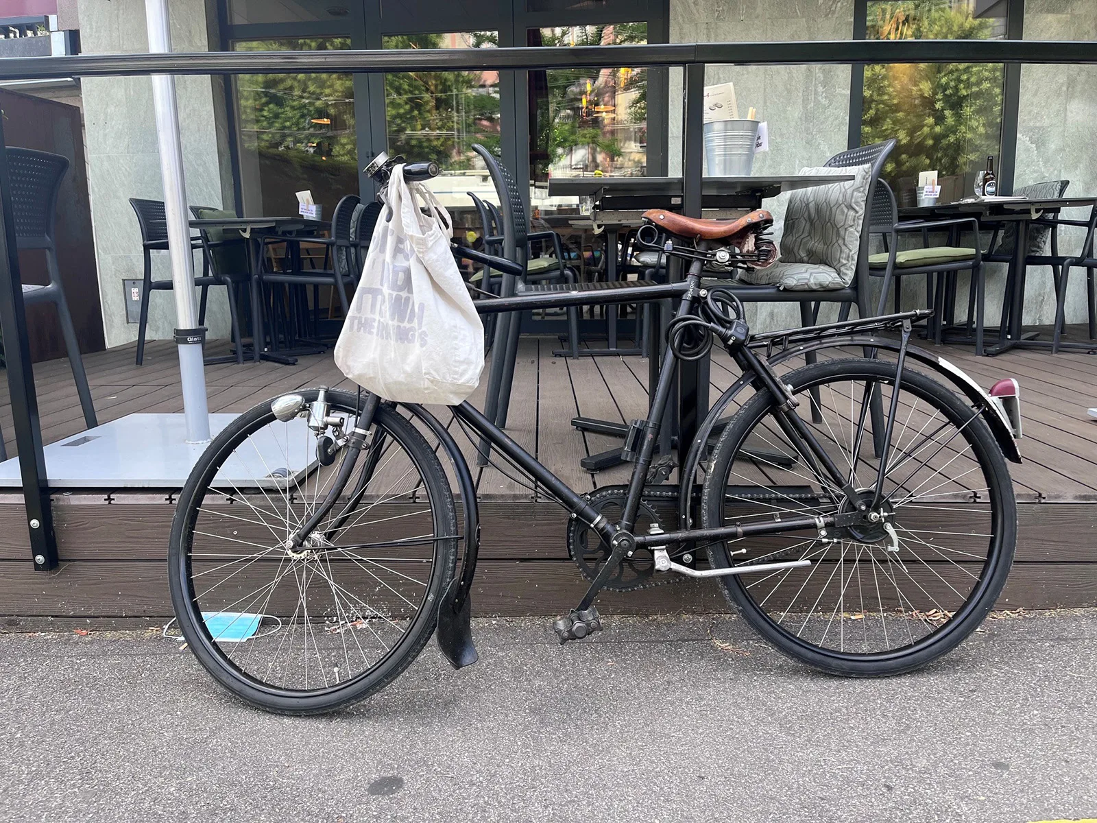 ‘Ordonnanzrad 05’ in front of a bakery in Zurich, 2026.