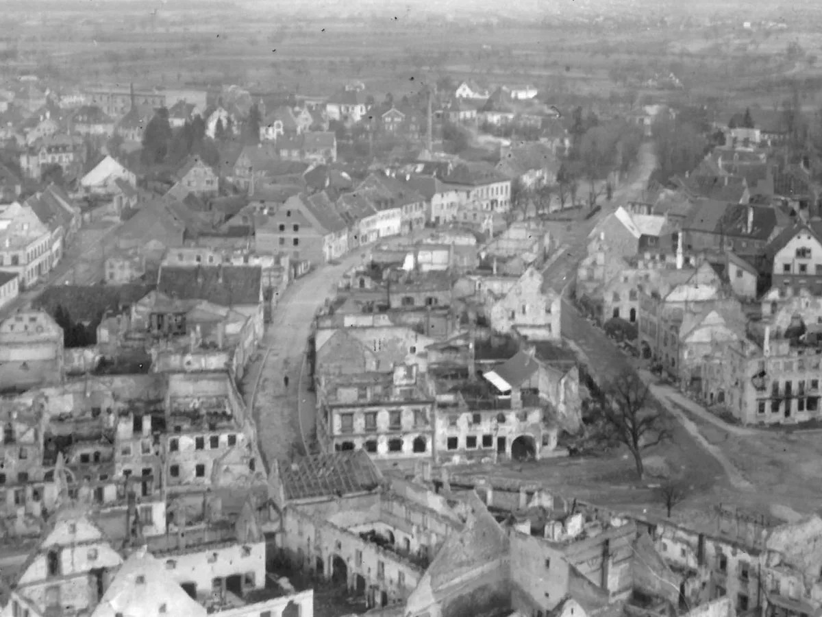 Breisach um 1910 Blick vom Münsterplatz in die Unterstadt und zum Kaiserstuhl