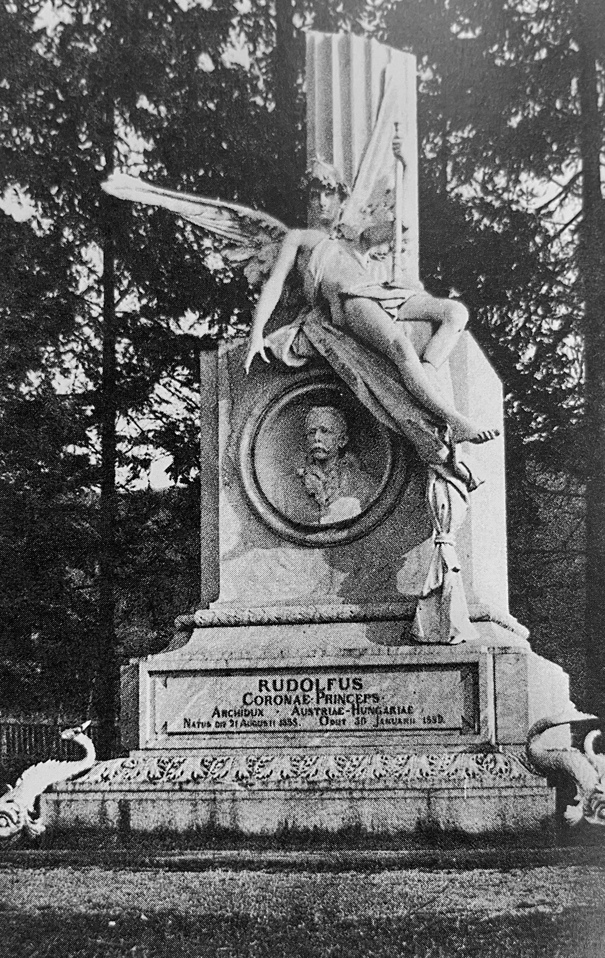 Sechs Meter hohes Monument des Schweizer Künstlers Antonio Chiattone: in Lugano angefertigt für die Korfu-Villa der Kaiserin.