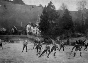 Les Allemands du Berliner Schlittschuhclub affrontent l’équipe belge lors des premiers championnats d’Europe en 1910 aux Avants, près de Montreux.