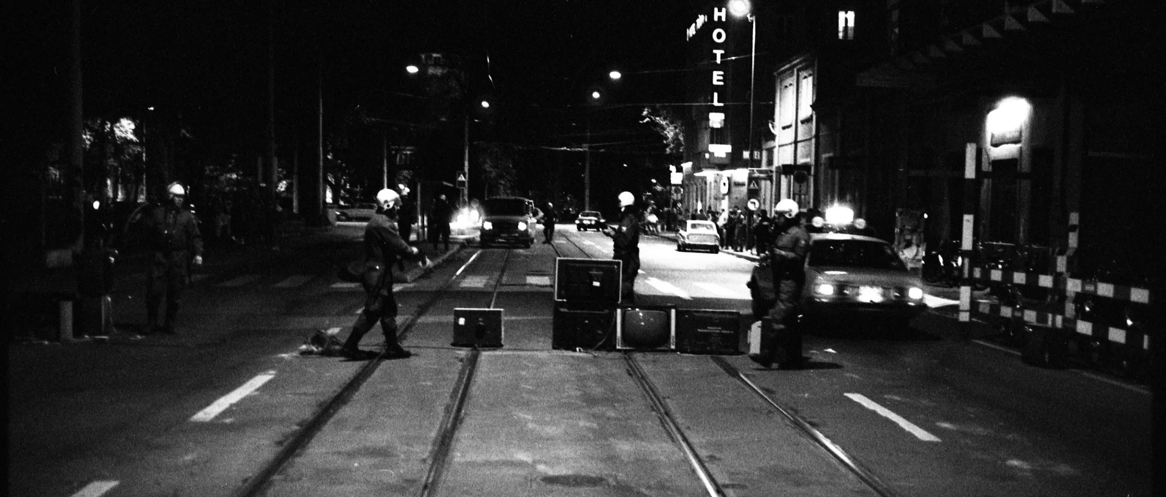 Fernsehgeräte auf der Strasse und auf Tramgleisen in Zürich während der Jugendunruhen 1981.