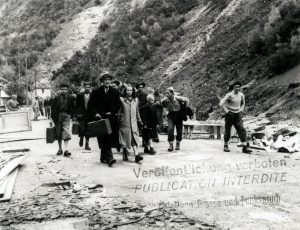 Flüchtlinge aus dem Ossolagebiet beim Grenzübertritt in Gondo (VS), 1. Oktober 1944.