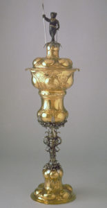 Deckelpokal, Silber, teilvergoldet, Höhe 44 cm, um 1653, Geschenk der Berner Obrigkeit an Hauptleute für ihre Verdienste im Bauernkrieg.