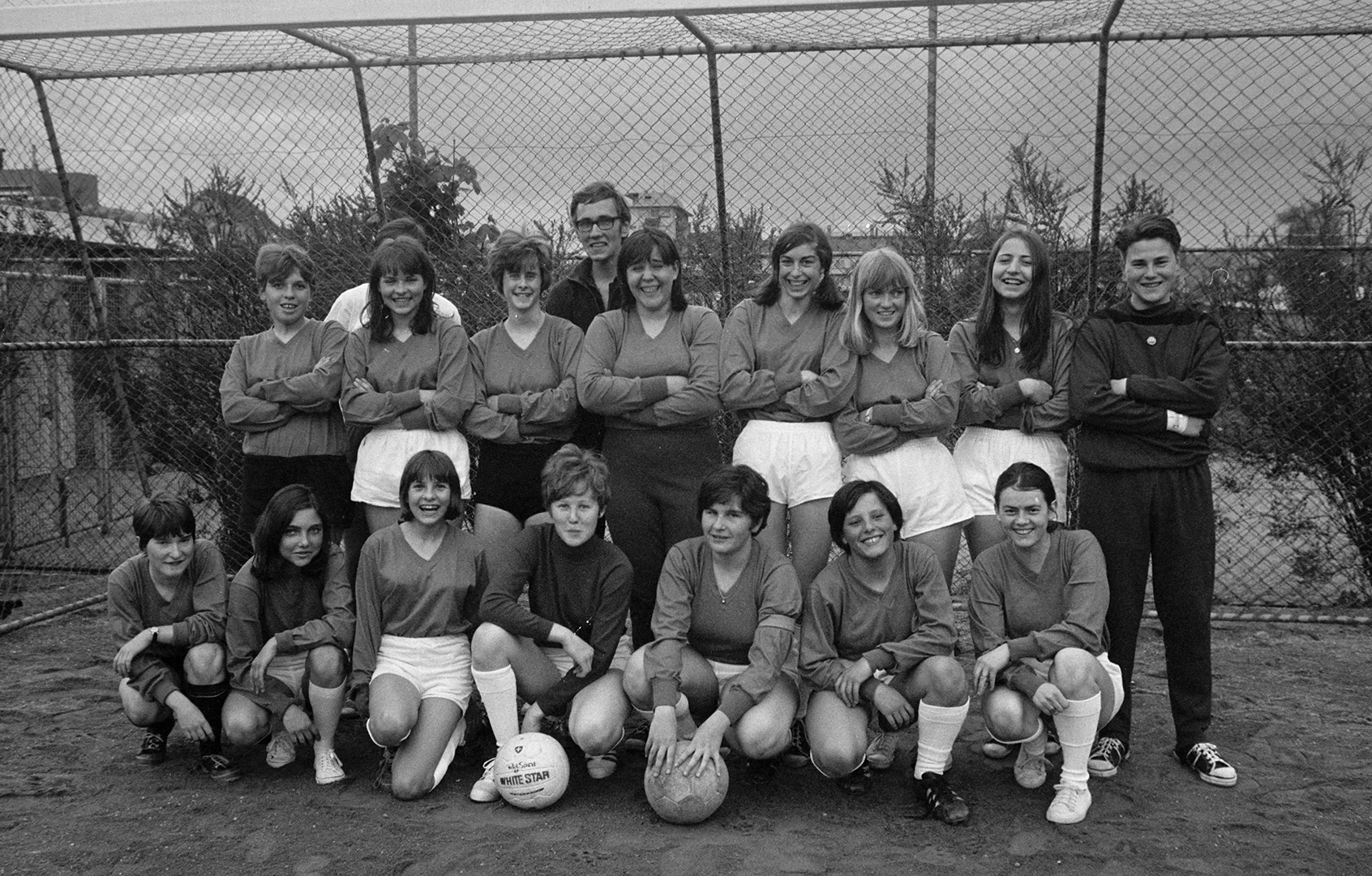 Erstes Mannschaftsfoto des Damenfussball Club Zürich. Aufgenommen im März 1968.