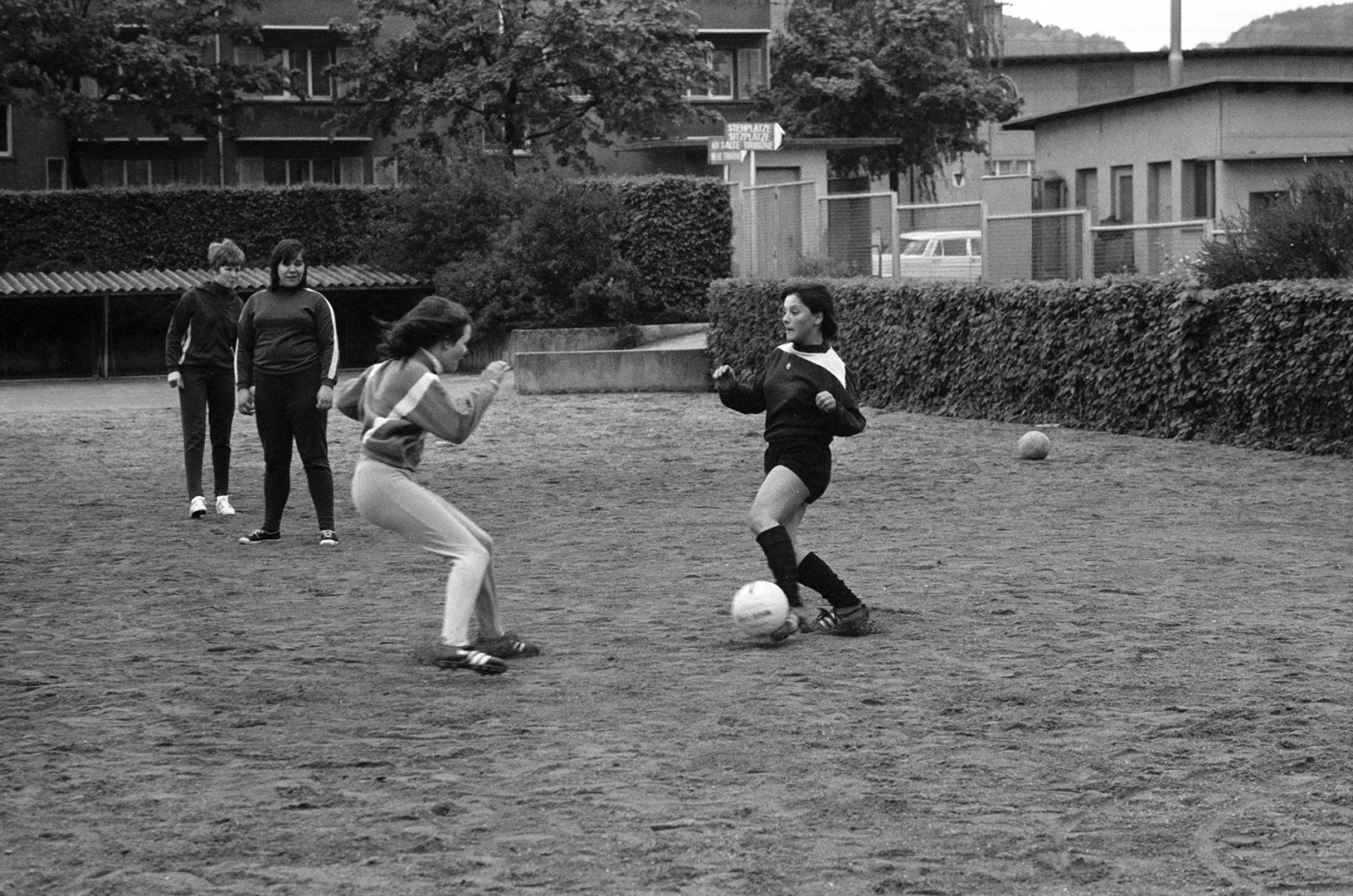 Reportage über den Damenfussball Club Zürich. Die Bilder entstanden im März 1968 durch die Fotoagentur ASL und waren die ersten ihrer Art in der Schweiz.